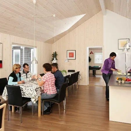 Eight-bedroom Holiday In 1 *